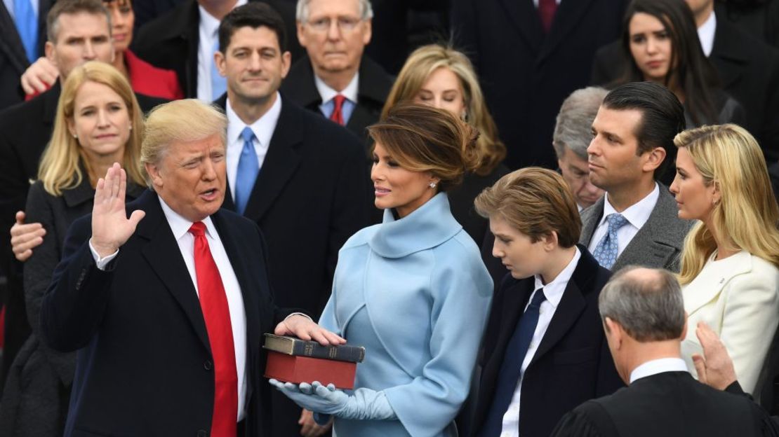 Trump jura el cargo durante su investidura presidencial en enero de 2017. Crédito: Mark Ralston/AFP/Getty Images