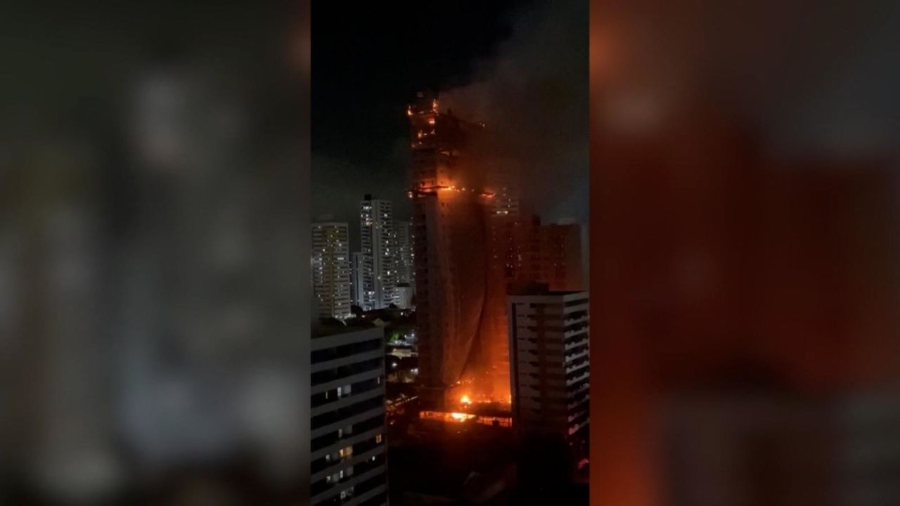 CNNE 1654317 - incendio consume parcialmente edificio en construccion en brasil