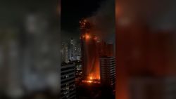 CNNE 1654317 - incendio consume parcialmente edificio en construccion en brasil