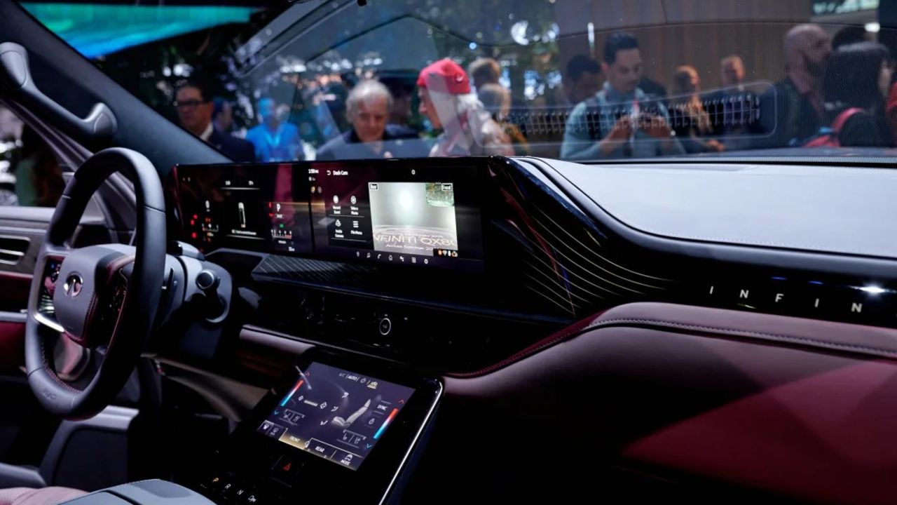 Dentro de un Infiniti QX80 2025 durante el Salón Internacional del Automóvil de Nueva York 2024.