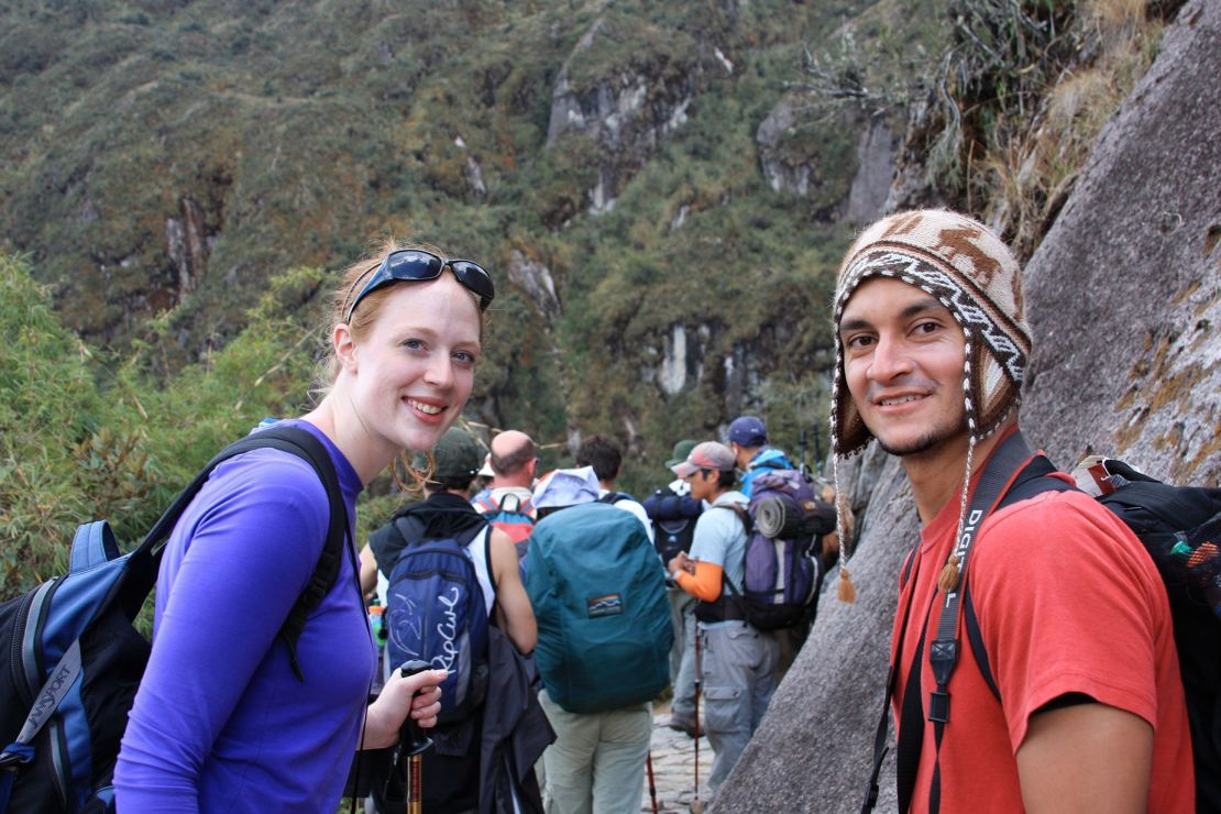 Adrian y Laura, en la foto en el Camino Inca, empezaron a hablar el primer día de caminata. Crédito: Adrián y Laura