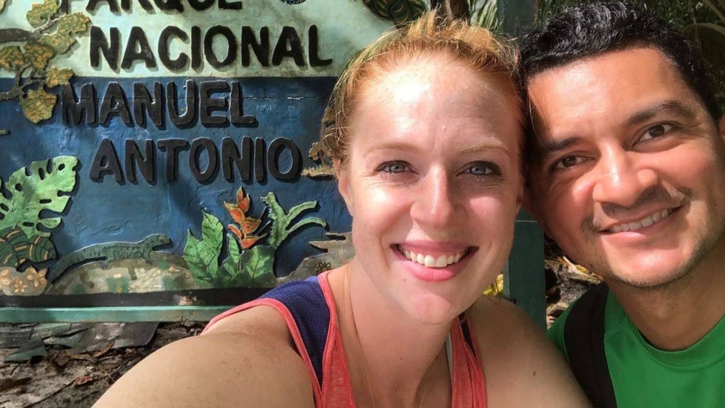 La estadounidense Laura se hizo amiga de su compañero de viaje Adrian, de Costa Rica, mientras recorría el Camino Inca. Aquí está la pareja unos años después en el Parque Nacional Manual Antonio de Costa Rica. Crédito: Adrián y Laura