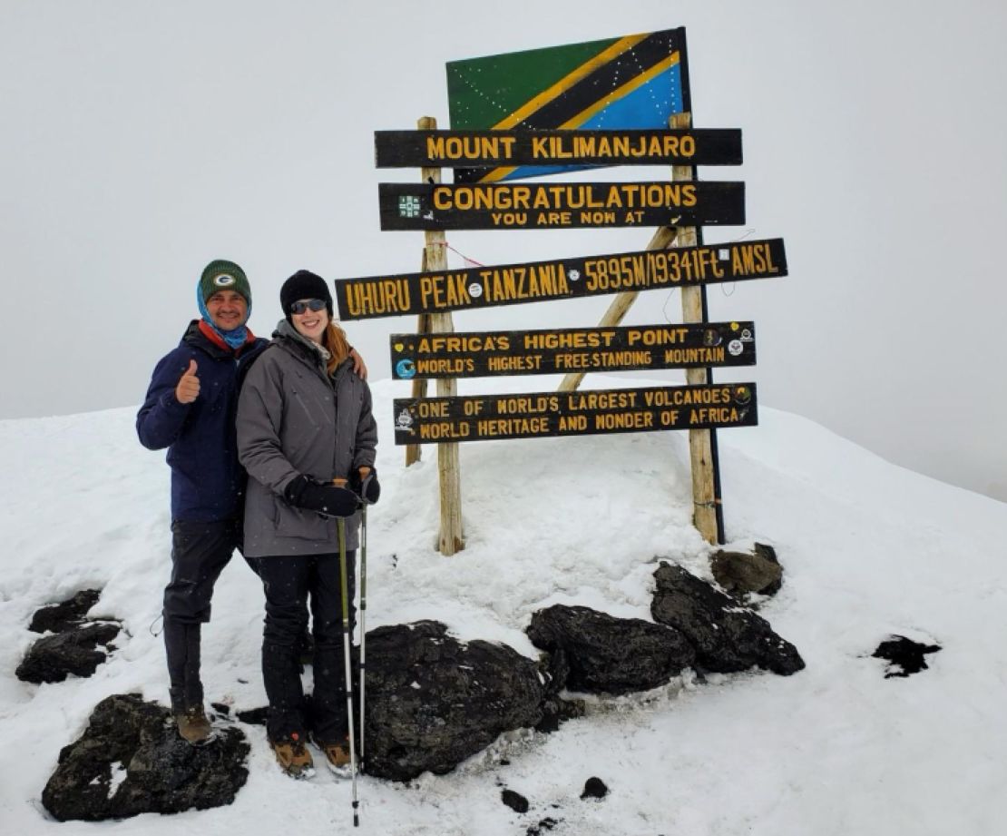 A Adrián y Laura todavía les gusta embarcarse en aventuras, aquí están en la cima del Kilimanjaro.