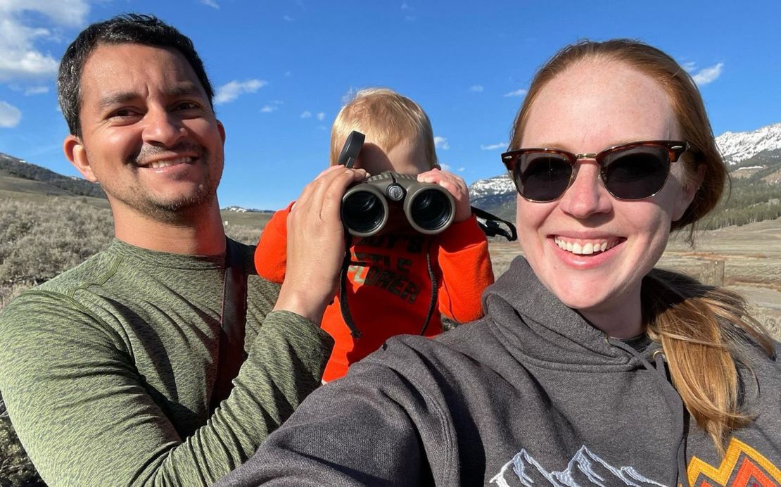 Adrián y Laura explorando el Parque Nacional Yellowstone con su hija.