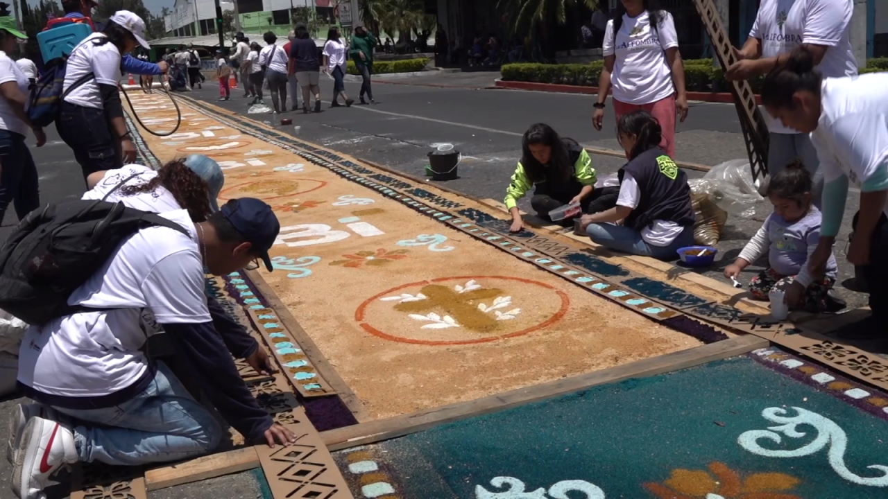 CNNE 1654590 - mira la alfombra monumental de guatemala por semana santa