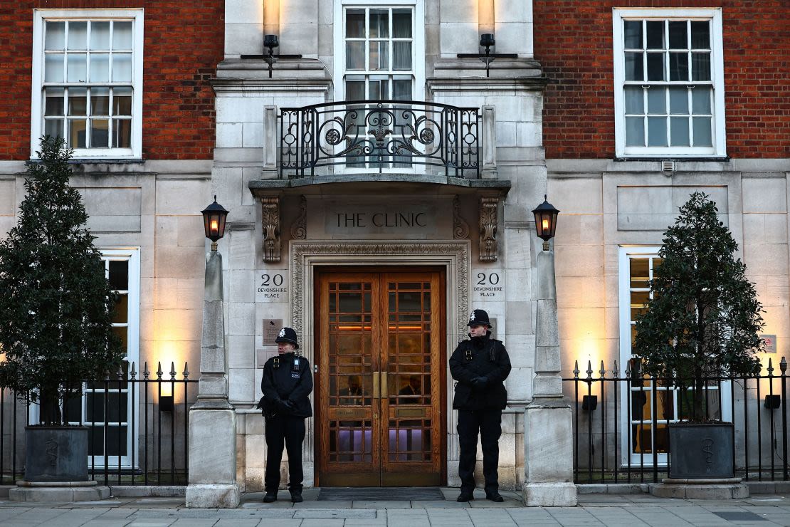 Agentes de policía montan guardia frente a la London Clinic, donde Kate fue operada en enero.