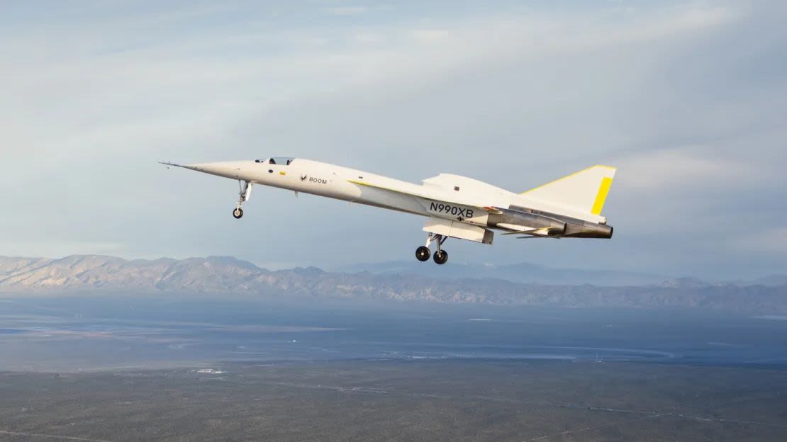 XB-1 realizó su vuelo inaugural en Mojave, California.