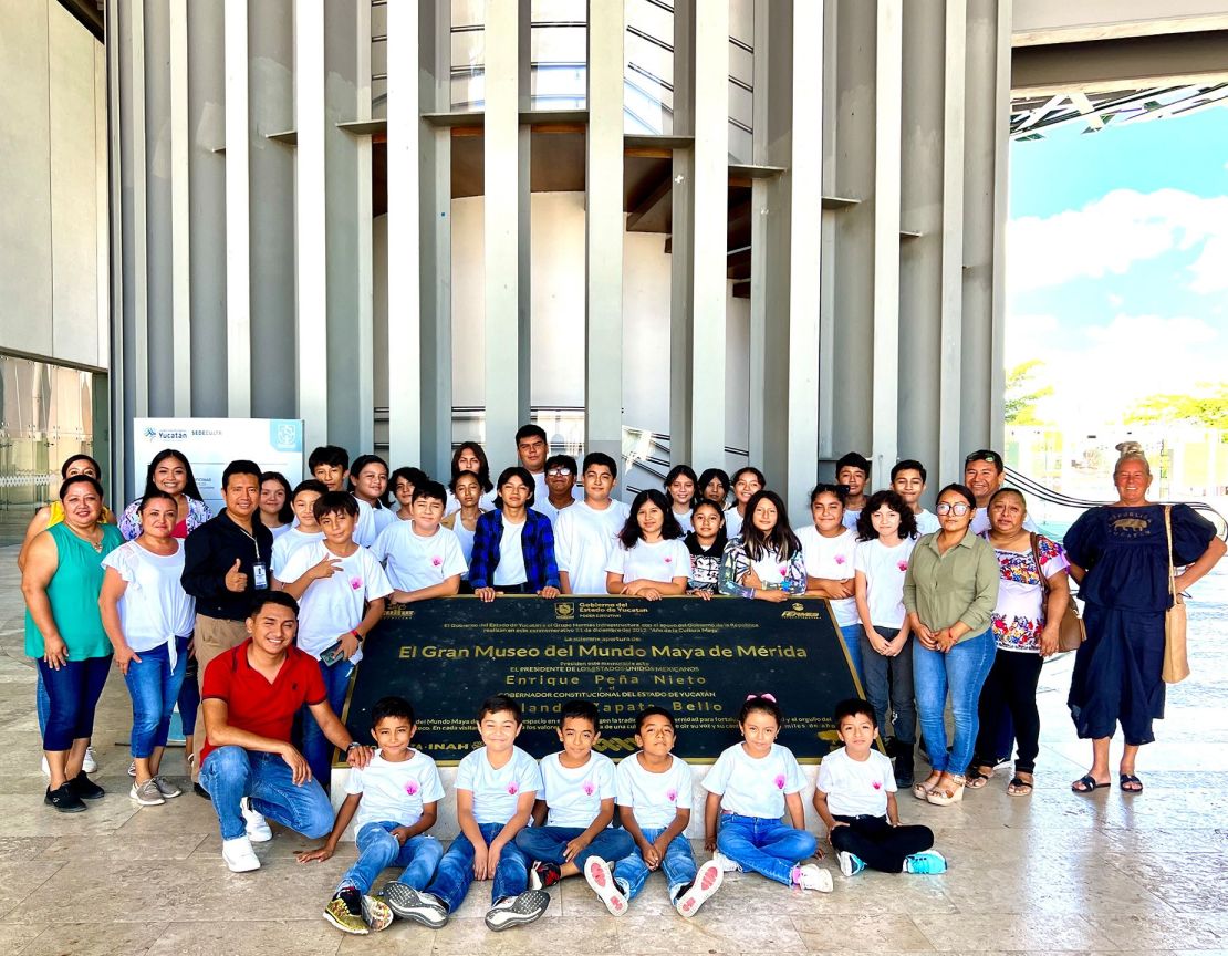 Alumnos de la Escuela de Música Kookix, un proyecto sin ánimo de lucro puesto en marcha por Skouras y Bardavid en 2021, en una excursión al Gran Museo Mundo Maya de Mérida.