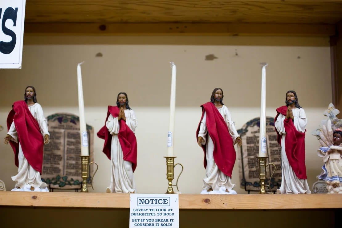 Estatuas de un Jesús negro en la tienda de África del complejo South of the Border el 21 de julio de 2006, en Dillon, Carolina del Sur.