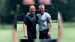 CNNE 1655304 - andre agassi y david beckham disputan un partido de pickleball