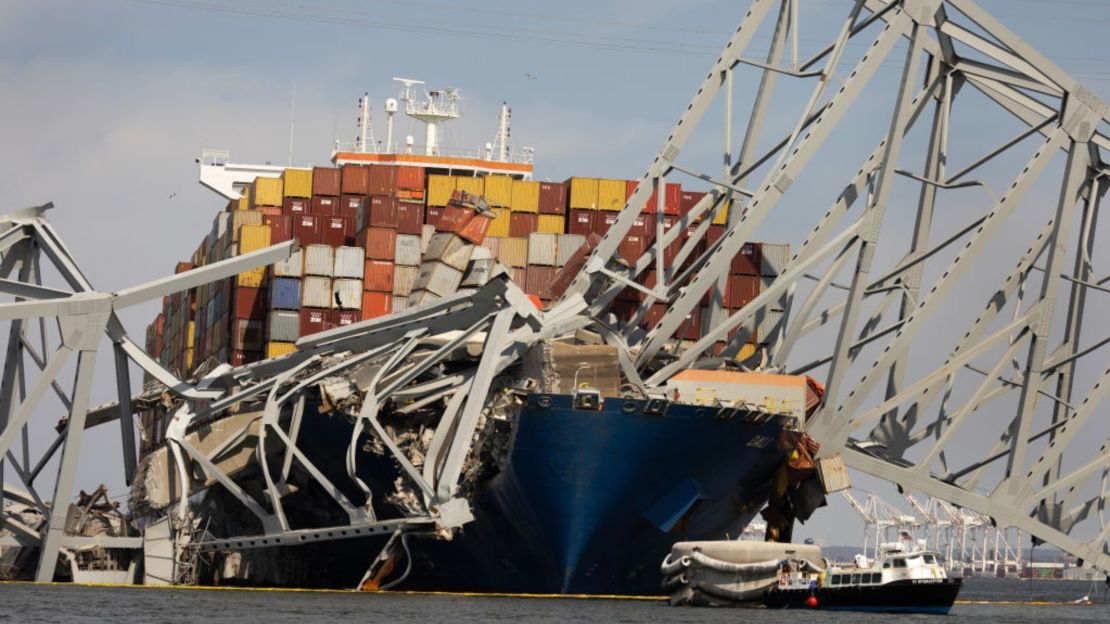 Los restos del puente Francis Scott Key se encuentran sobre el carguero Dali mientras comienzan los esfuerzos para limpiar los escombros y reabrir el puerto de Baltimore el 30 de marzo de 2024, en Baltimore, Maryland.