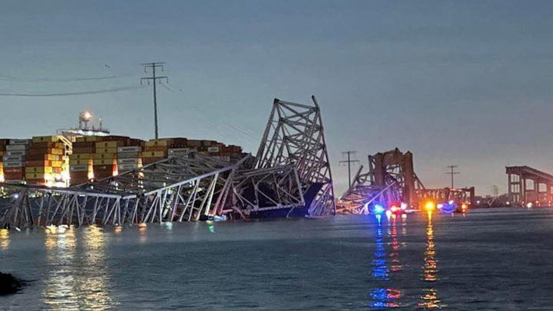 Vista del portacontenedores "Dali", con bandera de Singapur, tras colisionar con un pilar del puente Francis Scott Key de Baltimore.