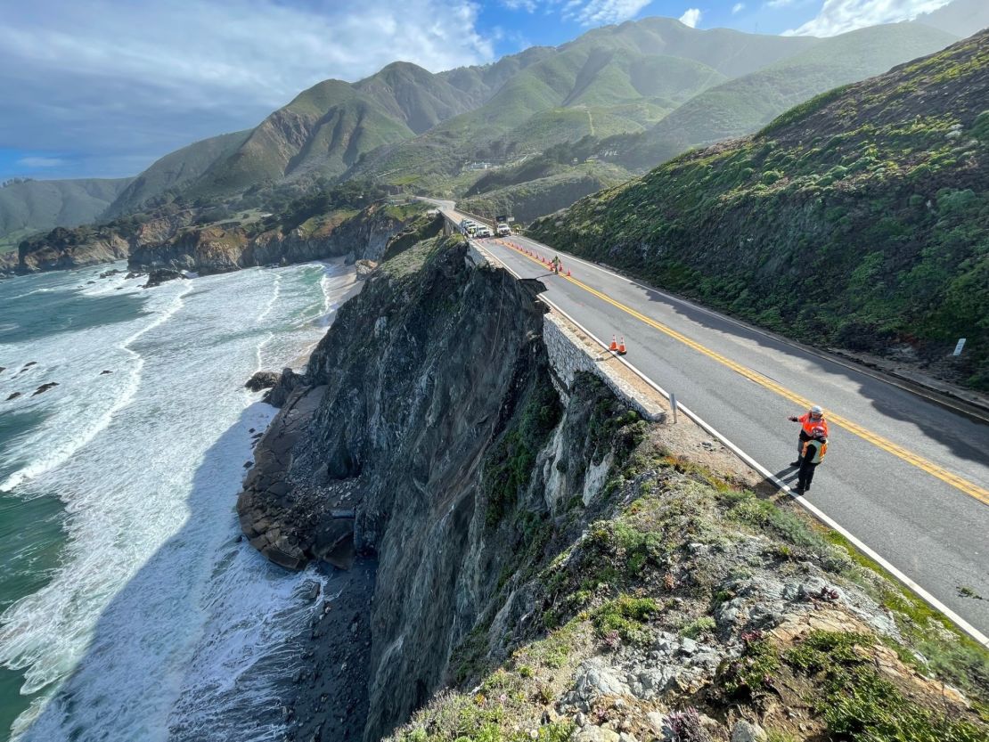 Vista de parte de la vía que cedió en Big Sur, California.