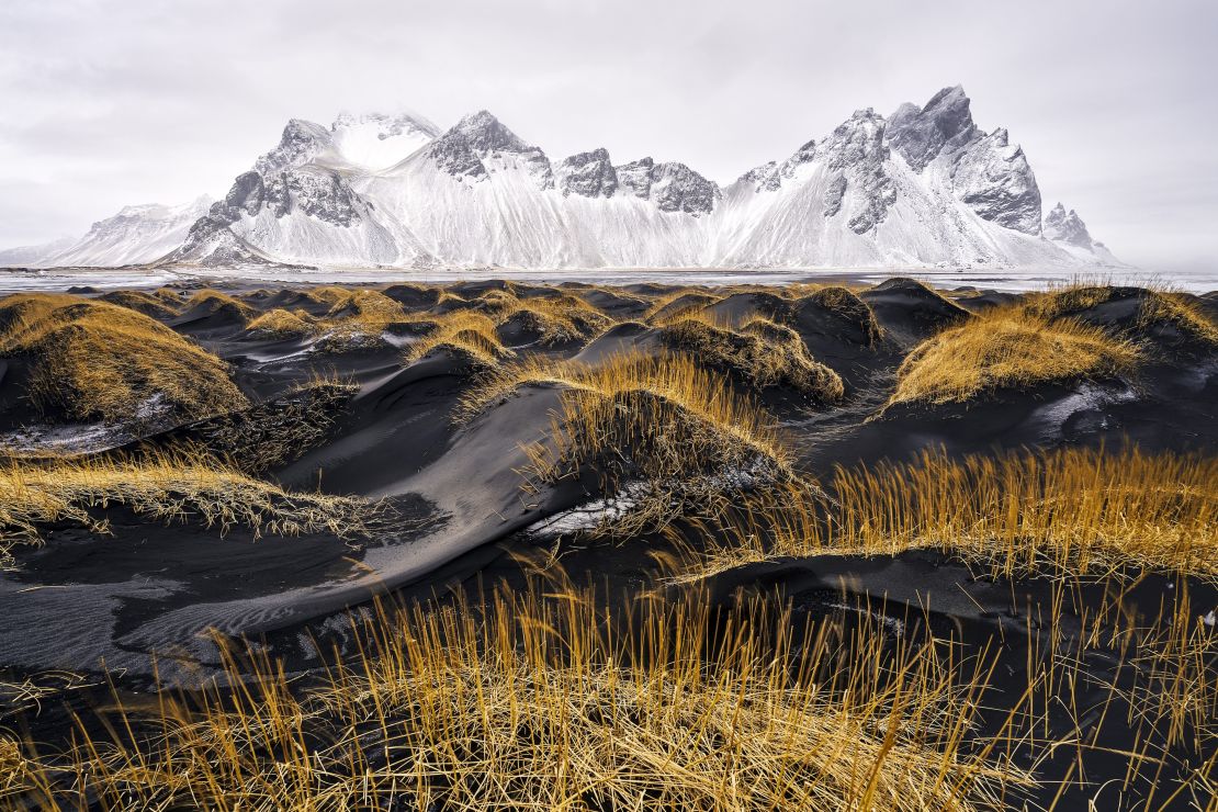 Ivan Pedretti ganó el premio de paisajes y entornos del planeta Tierra por esta foto tomada en Stokksnes, Islandia. Crédito: Ivan pedretti/World Nature Photography Awards