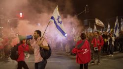 CNNE 1655908 - mira las protestas en jerusalen pidiendo la dimision de netanyahu