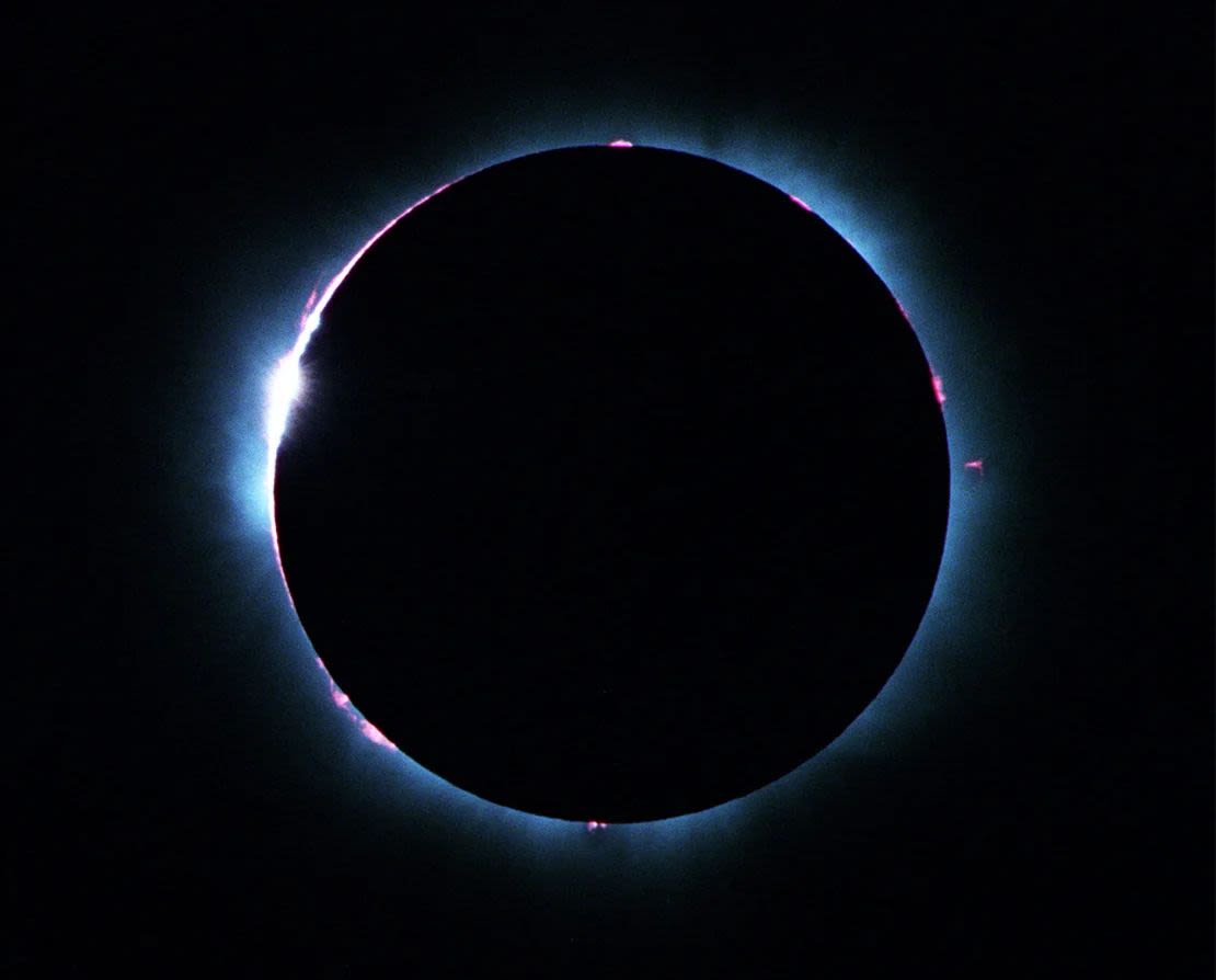 Las perlas de Baily se pueden ver brillando alrededor del lado izquierdo de la Luna apenas un segundo antes de que cubra completamente el sol. Heinz-Peter Bader/X00316/Reuters