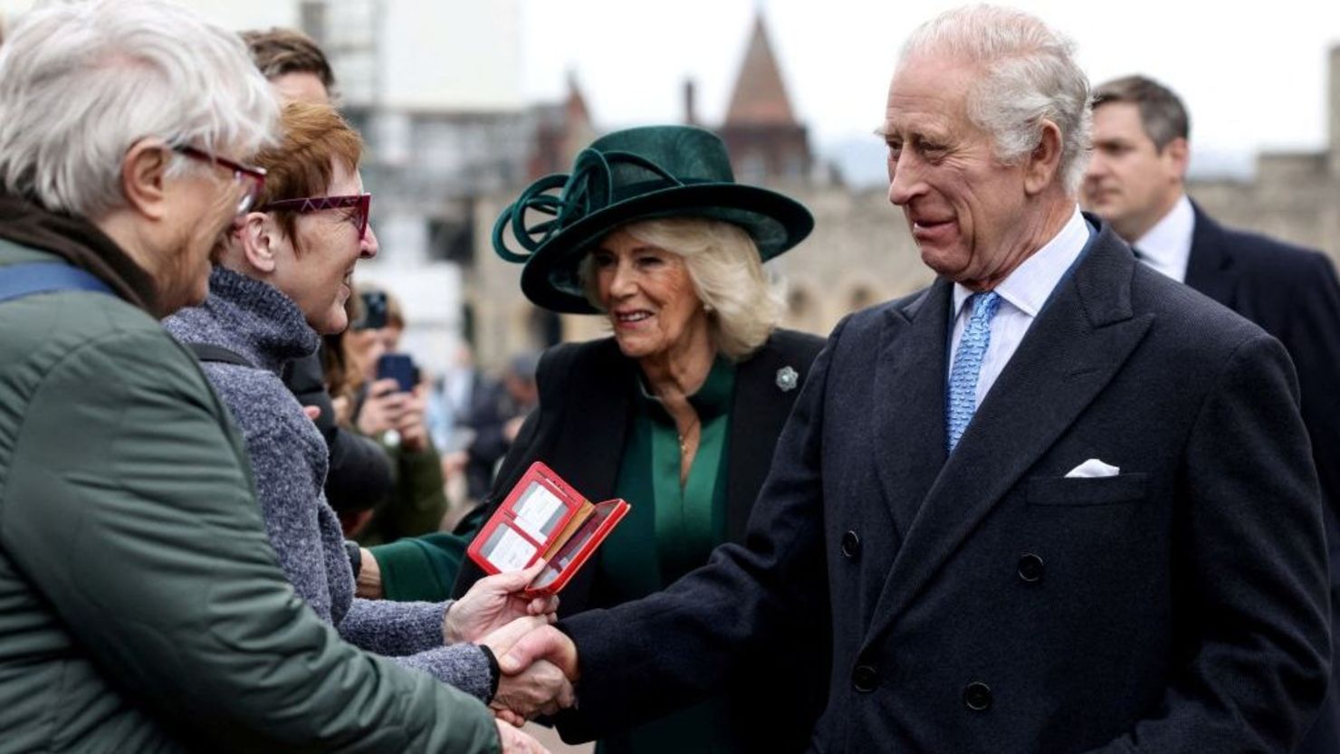 El rey Carlos III y la reina Camila saludan a simpatizantes al salir de la capilla de San Jorge, en el castillo de Windsor, el 31 de marzo de 2024.