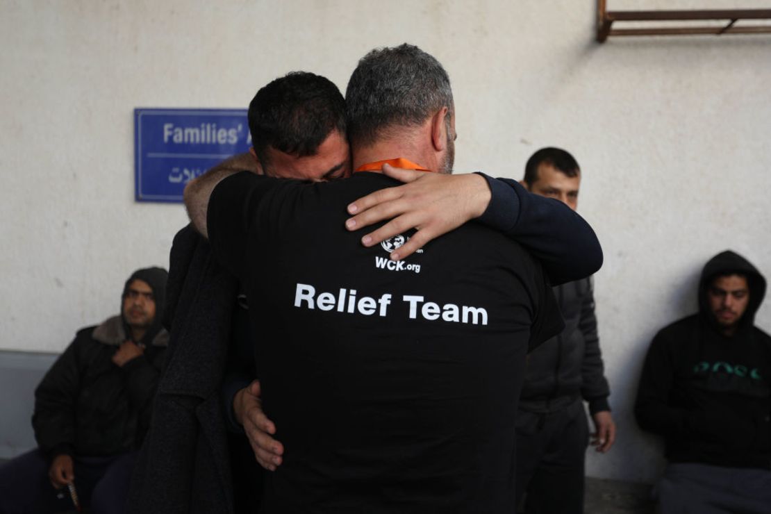 Dos hombres se consuelan mutuamente al recibir los cuerpos de los trabajadores de World Central Kitchen que murieron como consecuencia de ataques aéreos israelíes el 2 de abril de 2024 en Rafah, Gaza.