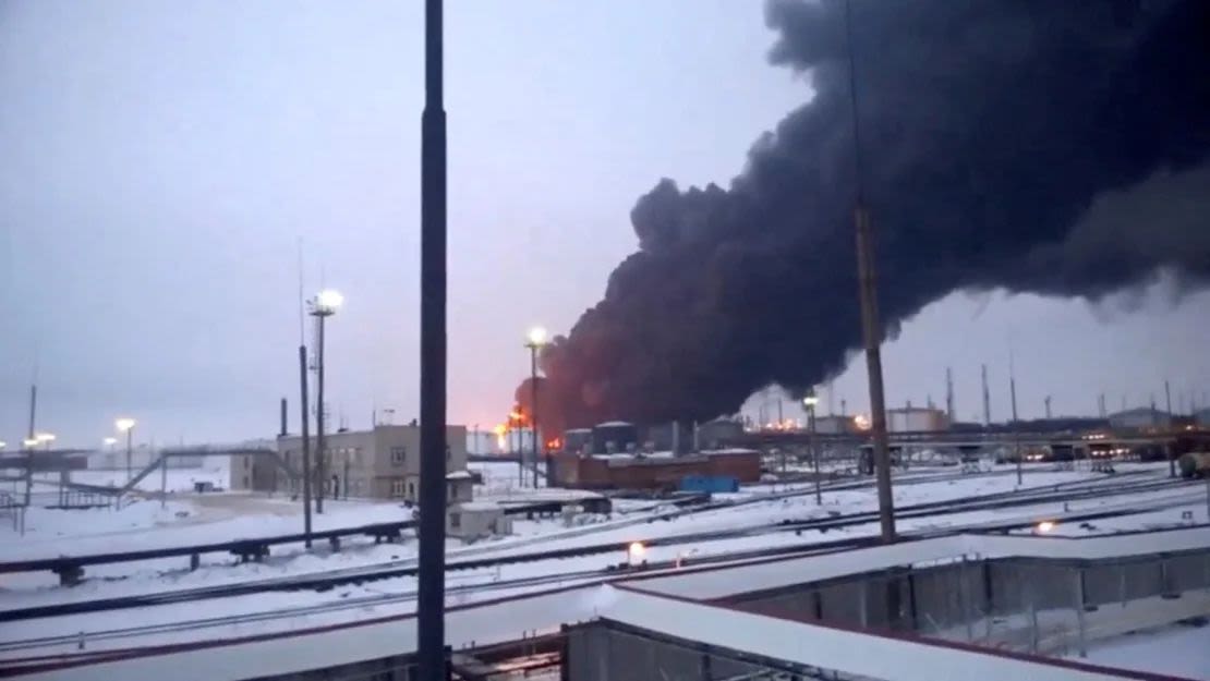 Sale humo después de que un dron ucraniano atacara una refinería en Ryazan, región de Ryazan, Rusia, en esta captura de pantalla de un video obtenido por Reuters, el 13 de marzo de 2024.