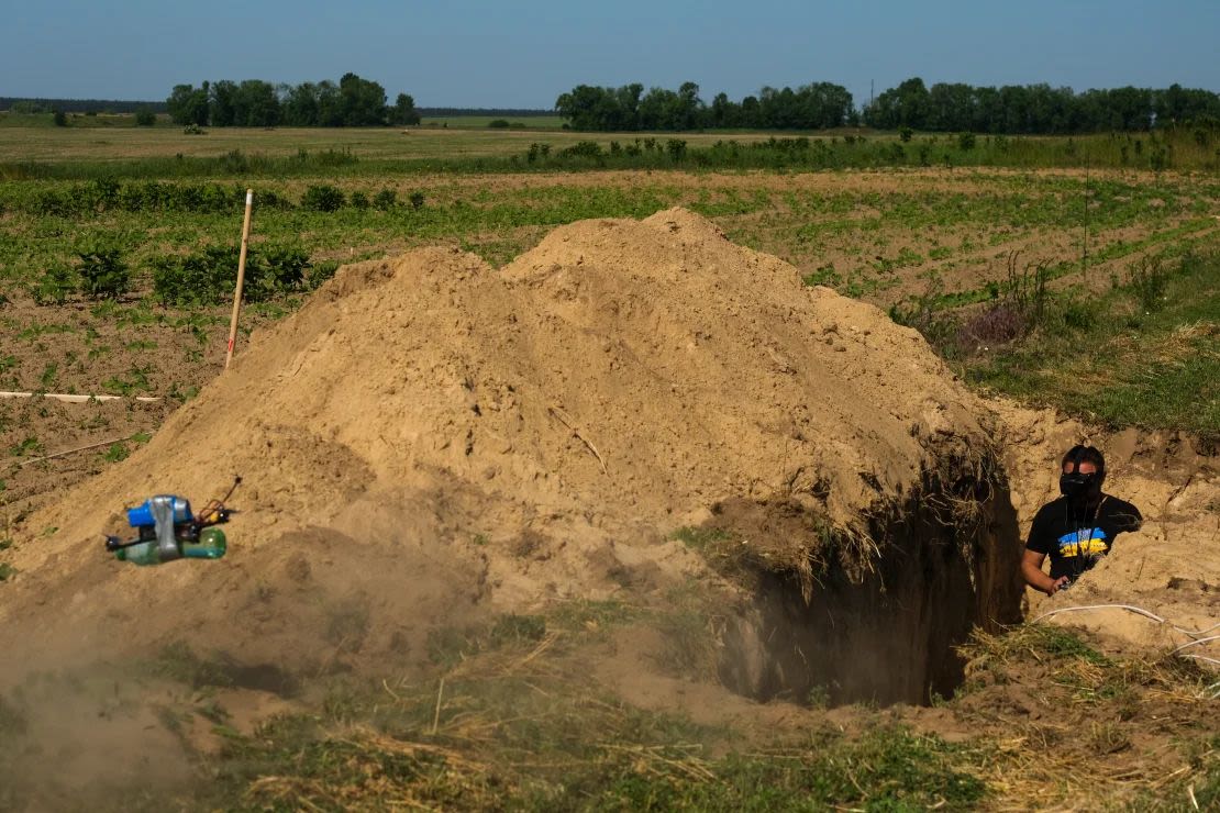 Un operador vuela un dron militar durante una competición patrocinada por el Gobierno. Kyiv ha sido capaz de construir desde cero una industria de drones en toda regla, financiando a desarrolladores locales y empresas de nueva creación.