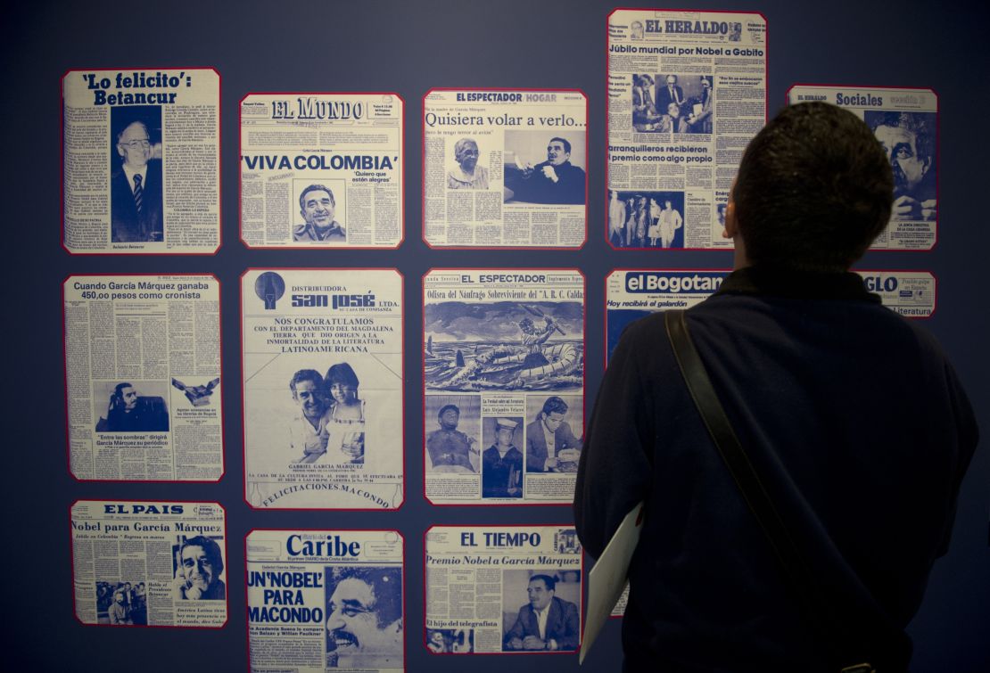 Un visitante de la Feria del Libro de Bogotá en la exposición de los diarios de la época que anunciaban el Nobel de Literatura para el escritor colombiano Gabriel García Márquez.