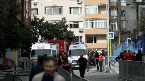Servicios de emergencia en el exterior de la discoteca de Estambul en la que se declaró un incendio mortal el 2 de abril de 2024. AFP