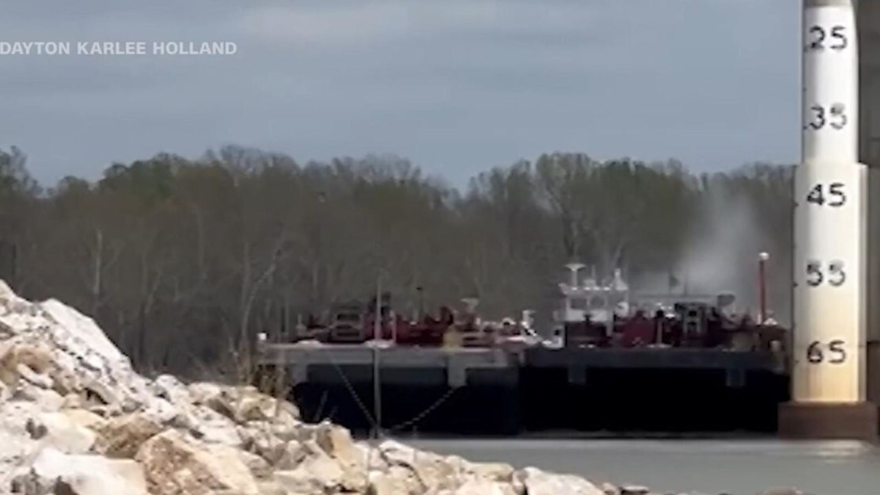 CNNE 1656824 - video- embarcacion choca contra un puente en oklahoma