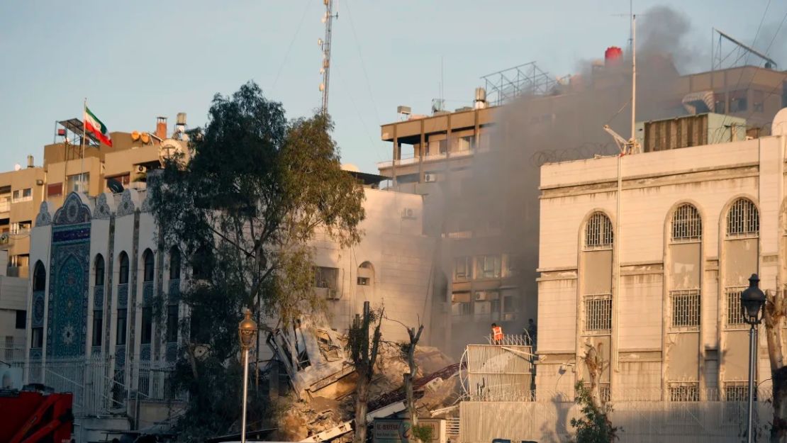 Los servicios de emergencia trabajan en un edificio destruido por un ataque aéreo en Damasco, Siria, el 1 de abril de 2024. Omar Sanadiki/AP