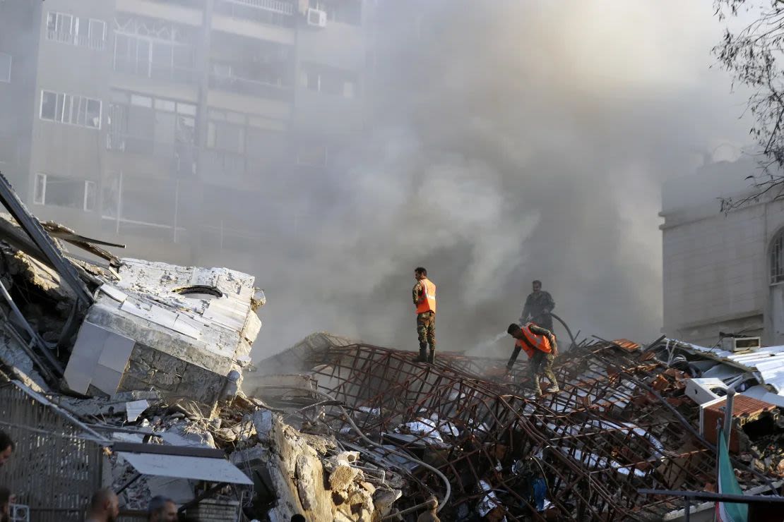 Los servicios de emergencia trabajan en un edificio destruido por un ataque aéreo en Damasco, Siria, el 1 de abril de 2024. Omar Sanadiki/AP