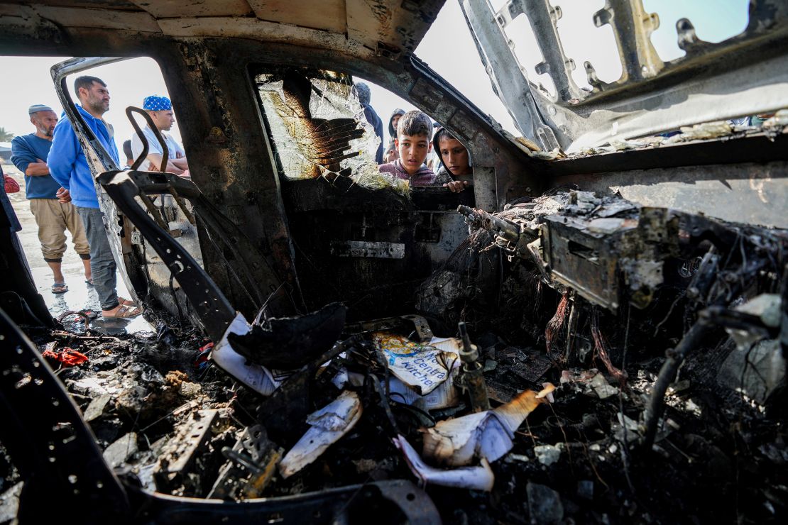 La gente inspecciona el lugar donde murieron los trabajadores de World Central Kitchen en Deir al-Balah,Gaza, el 2 de abril.