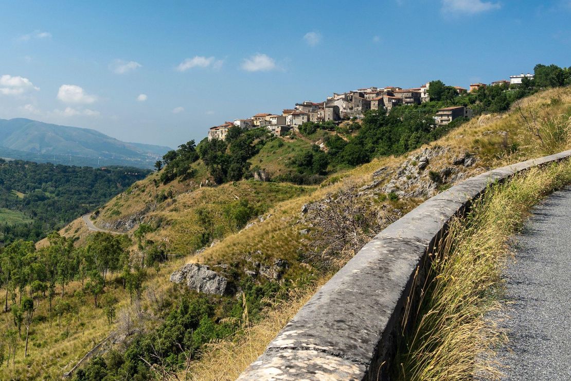 Santa Domenica Talao es un remoto pueblo de ladera en el que apenas viven 1.000 personas. Crédito: Claudio Giovanni Colombo/Alamy Stock Photo