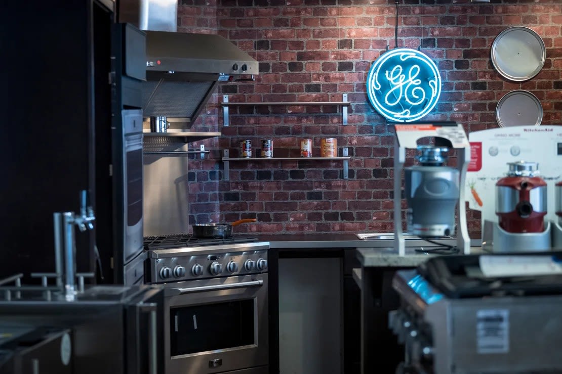 Los electrodomésticos de General Electric exhibidos a la venta en una tienda de electrodomésticos en San José, California, en 2019. A pesar del nombre, la compañía ya había vendido su negocio de electrodomésticos tres años antes. Crédito: David Paul Morris/Bloomberg/Getty Images.