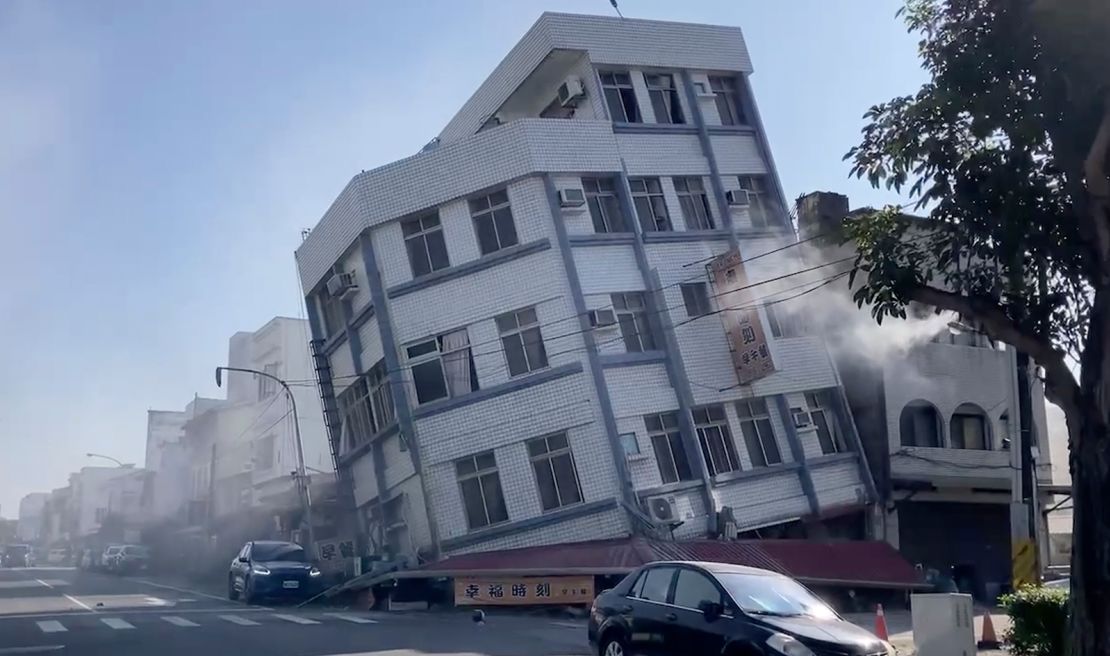 En esta imagen, tomada de un video publicado por TVBS, se ve un edificio parcialmente derrumbado en Hualien, al este de Taiwán, el miércoles 3 de abril.