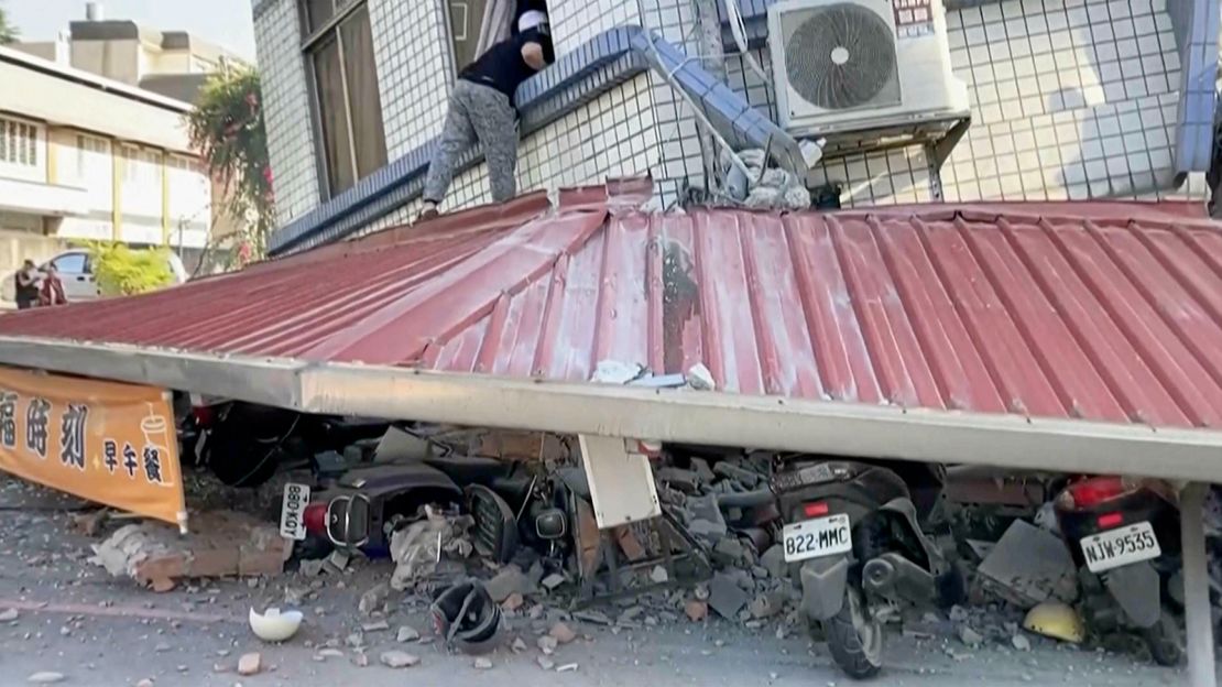 En esta imagen tomada de un video difundido por TVBS, un hombre revisa un edificio parcialmente derrumbado en Hualien, en el este de Taiwán, el miércoles 3 de abril.