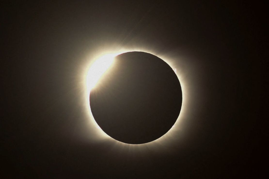 Cuando la Luna está a punto de cubrir totalmente al Sol, se genera este resplandor en el eclipse, algo que coloquialmente se conoce como "anillo de diamante". Esta imagen es del eclipse solar total en Piedra del Águila, provincia de Neuquén, Argentina, el 14 de diciembre de 2020.