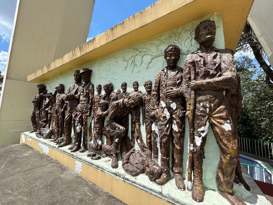 Un relieve representa la Marcha de la Muerte de Bataán de 1942 en el Memorial de la Marcha de la Muerte en Capas, Filipinas. Crédito: Brad Lendon/CNN