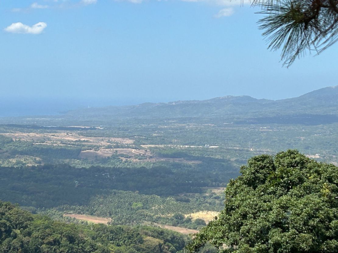 La península de Bataán vista desde el Santuario Nacional del Monte Samat, un monumento coronado con una cruz conmemorativa gigante en memoria de los muertos estadounidenses y filipinos en la Segunda Guerra Mundial. Al fondo, el mar de China Meridional. Crédito: Brad Lendon/CNN