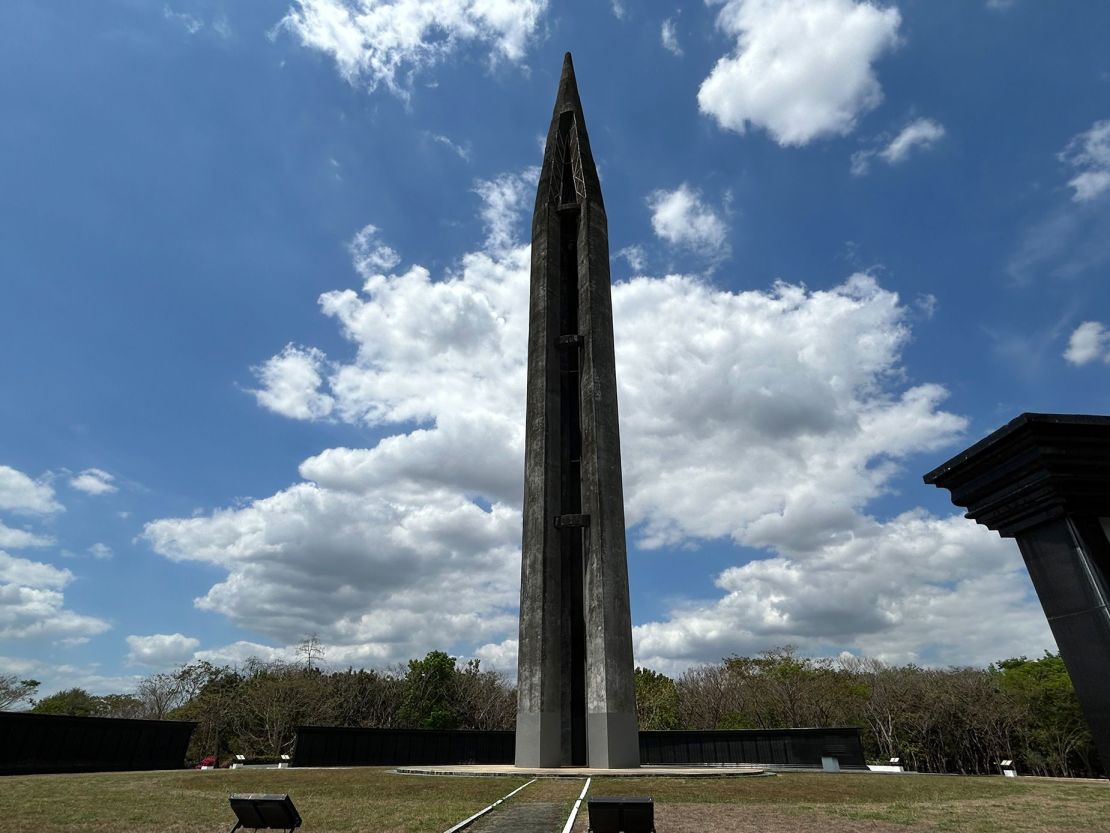 Un obelisco en el Santuario Nacional de Capas dedicado a las víctimas filipinas de la Marcha de la Muerte de Bataán en 1942. Crédito: Brad Lendon/CNN