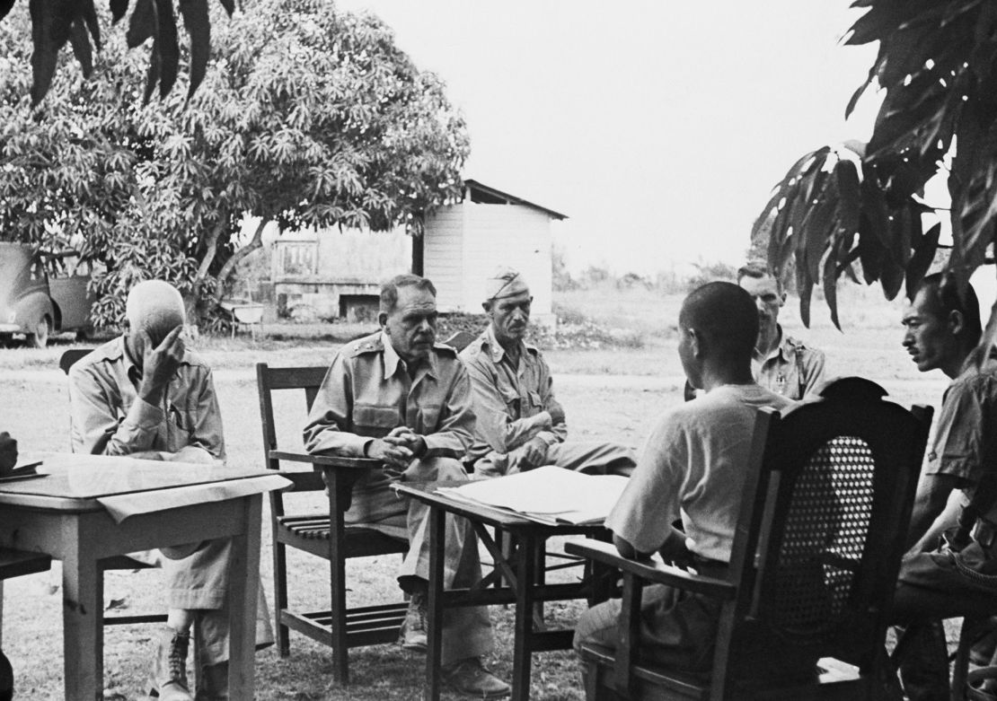 El mayor general Edward P. King (segundo por la izquierda) discute los términos preliminares de la rendición en Bataán con oficiales japoneses tras las batallas en Bataan y Corregidor. Crédito: Archivo Bettmann/Getty Images