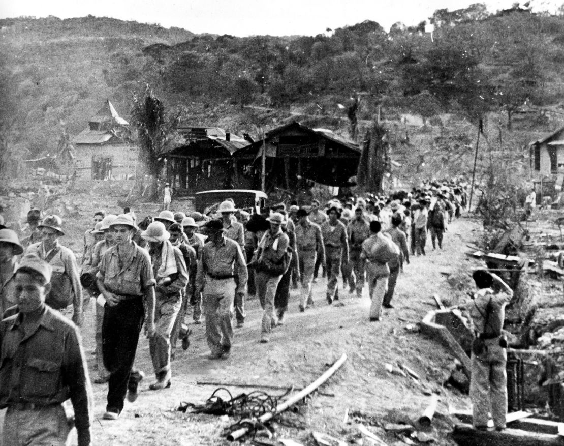 Prisioneros de guerra estadounidenses y filipinos capturados por los japoneses al comienzo de la Marcha de la Muerte tras la rendición de Bataán el 9 de abril cerca de Mariveles en Filipinas en 1942 durante la Segunda Guerra Mundial. A partir del 10 de abril, desde Mariveles, en el extremo sur de la península de Bataán, 70.000 prisioneros de guerra fueron trasladados a marchas forzadas a Camp O'Donnell, un nuevo campo de prisioneros situado a 105 kilómetros de distancia. Crédito: AP