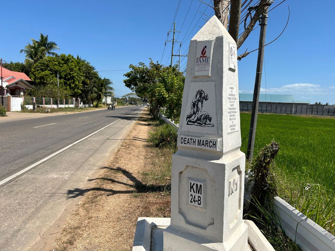 Los marcadores blancos a lo largo de una carretera en la península de Bataán muestran la ruta de la Marcha de la Muerte de Bataán de 1942. Crédito: Brad Lendon/CNN