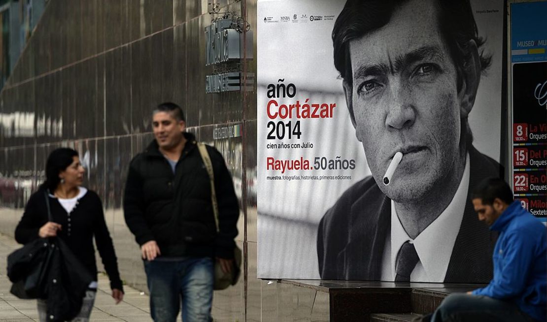 Una pancarta con un retrato del escritor argentino Julio Cortazar se ve en la entrada del centro de transmisión de TV Publica, donde se lleva a cabo la exposición "Rayuela 50 años", en Buenos Aires el 28 de junio de 2013.