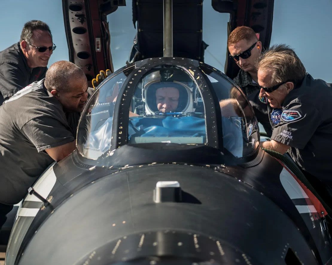 Cada uno de los aviones de investigación WB-57 de gran altitud de la NASA es pilotado por un solo piloto, mientras que un especialista en instrumentos se sienta en el asiento trasero. Crédito: Bill Stafford/NASA.