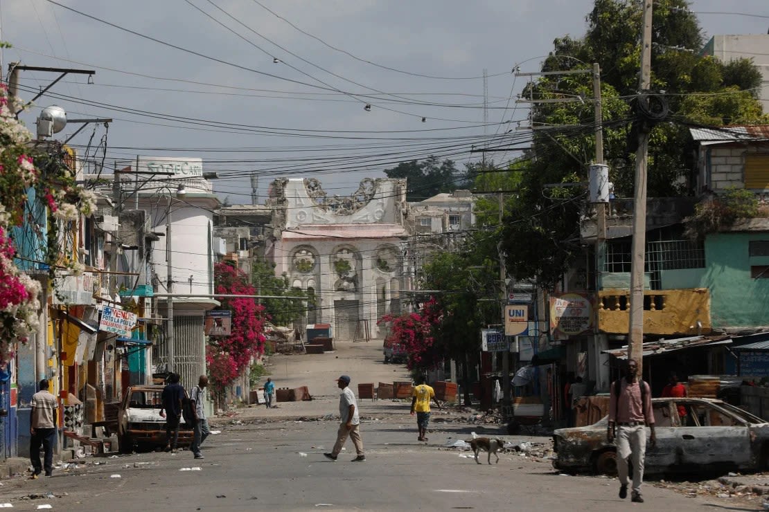 Peatones caminan por una calle vacía cerca de la catedral destruida por el terremoto en Puerto Príncipe, Haití, el lunes 25 de marzo de 2024. Odelyn Joseph/AP