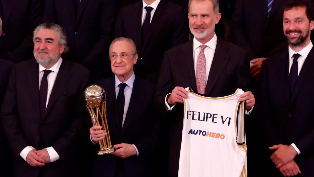 CNNE 1657739 - el rey felipe vi recibe al equipo de baloncesto del real madrid