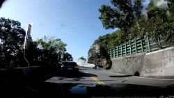 CNNE 1657821 - auto es golpeado por una roca durante el terremoto en taiwan