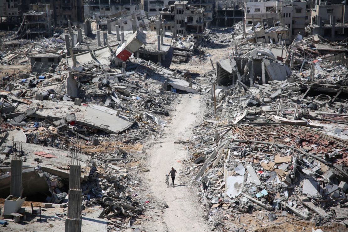 Un hombre empuja una bicicleta entre los escombros de un edificio en la zona devastada alrededor del hospital Al-Shifa de Gaza el 3 de abril de 2024, en medio del conflicto en curso entre Israel y Hamas.