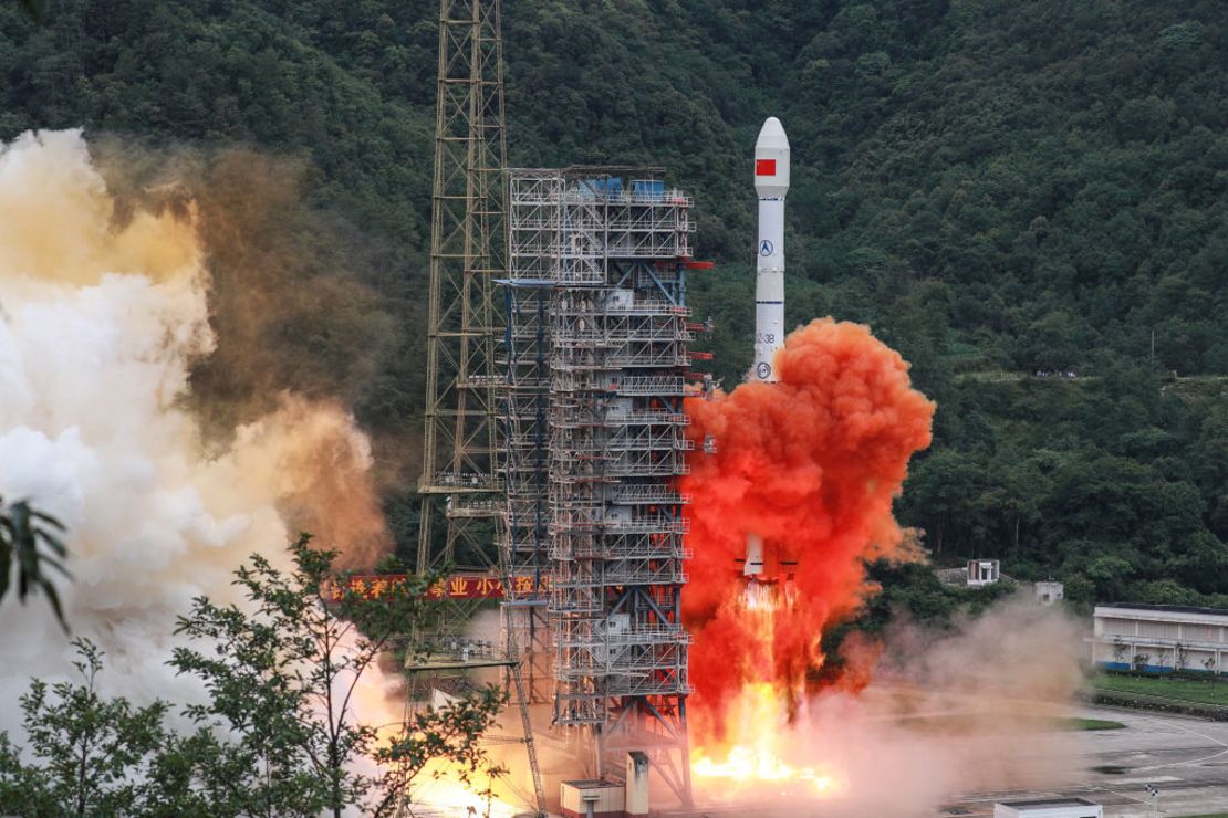 Un cohete Long March 3B que transporta el satélite Beidou-3GEO3 despega del Centro de Lanzamiento de Satélites de Xichang en la provincia suroccidental china de Sichuan, el 23 de junio de 2020.