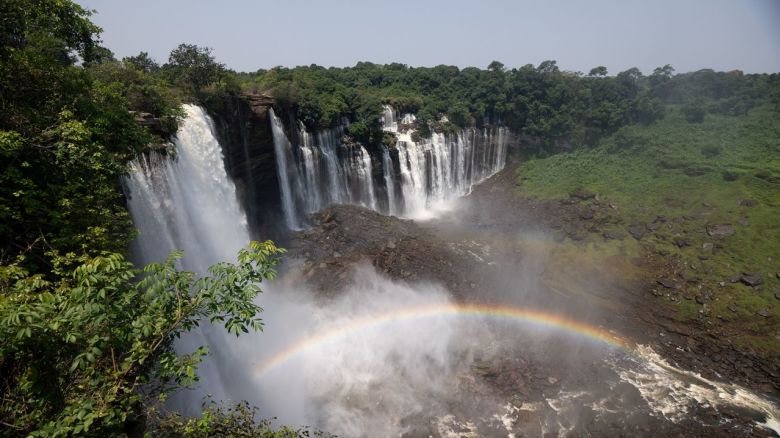 Las cataratas de Kalandula, en Angola, están rodeadas de neblina, lo que les confiere un carácter "sagrado" y "místico" según los locales. Crédito: Nick Migwi/CNN