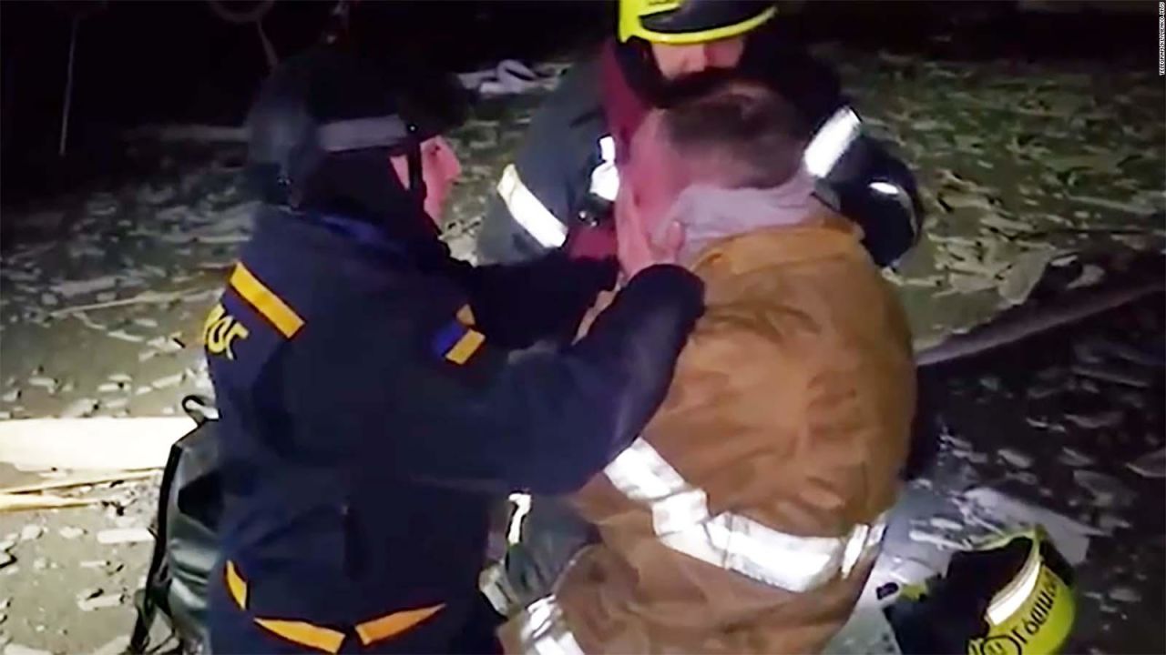 CNNE 1658174 - bombero se derrumba al saber que su padre murio en un ataque ruso